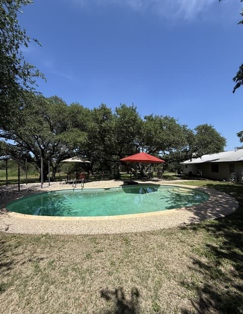 3-bedroom rental at 3881 Menger Dr in San Antonio, TX — photo 2
