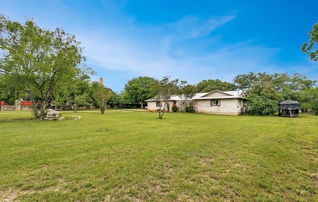 3-bedroom rental at 3881 Menger Dr in San Antonio, TX — photo 3