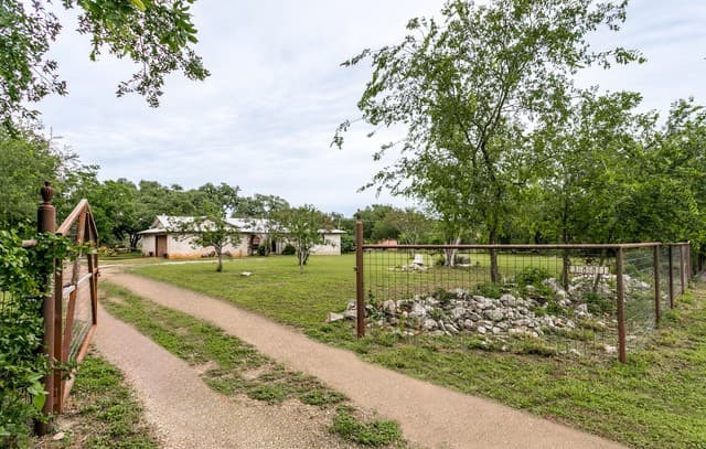 3-bedroom rental at 3881 Menger Dr in San Antonio, TX — photo 4