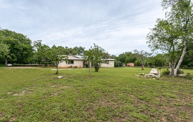 3-bedroom rental at 3881 Menger Dr in San Antonio, TX — photo 5