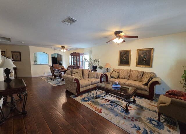 5-bedroom rental at 6714 Carlsbad Rio in San Antonio, TX — photo 4