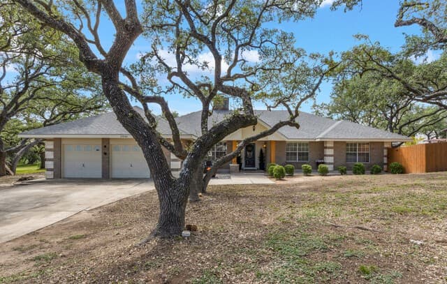 5-bedroom rental at 27240 Boerne Glen in Boerne, TX — photo 2