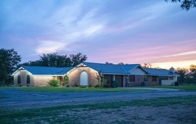 4-bedroom rental at 580 Fm 1332 in Jourdanton, TX — photo 2