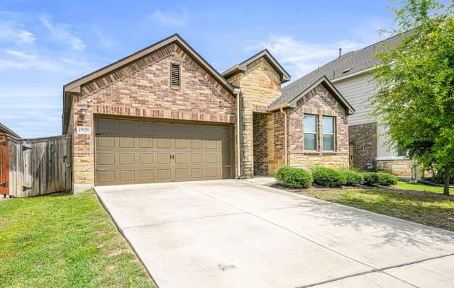 3-bedroom rental at 11926 Double Barrel in San Antonio, TX — photo 1
