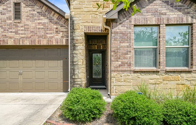 3-bedroom rental at 11926 Double Barrel in San Antonio, TX — photo 2