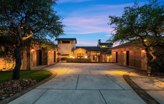 6-bedroom rental at 48 Oakland Hls in Boerne, TX — photo 1
