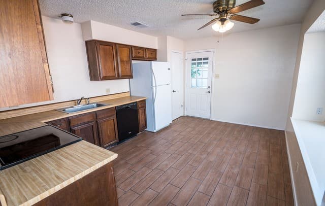 2-bedroom rental at 648 Fern Meadow Dr in Universal City, TX — photo 5