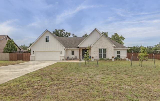4-bedroom rental at 1516 Kings Ranch Rd in Bandera, TX — photo 1