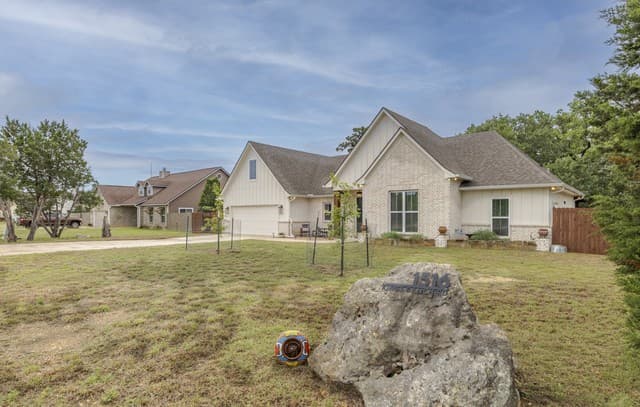 4-bedroom rental at 1516 Kings Ranch Rd in Bandera, TX — photo 2