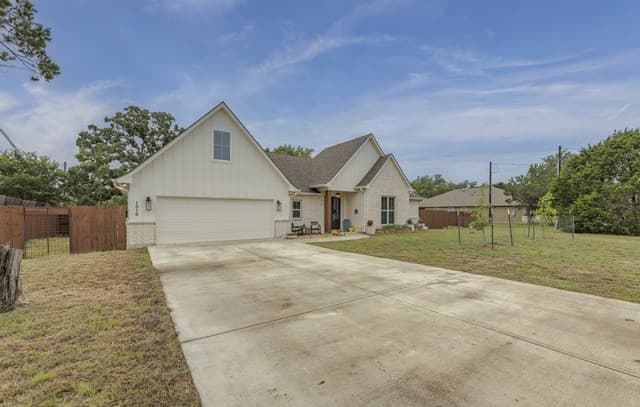 4-bedroom rental at 1516 Kings Ranch Rd in Bandera, TX — photo 3