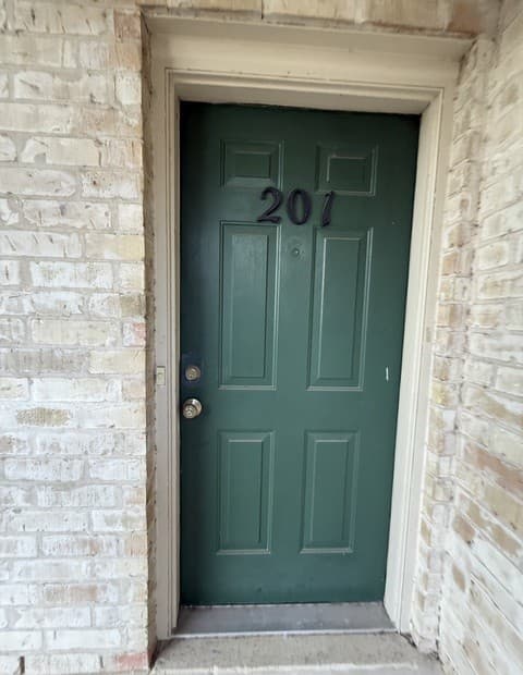 1-bedroom rental at 331 W Mistletoe Unit 201 in San Antonio, TX — photo 2