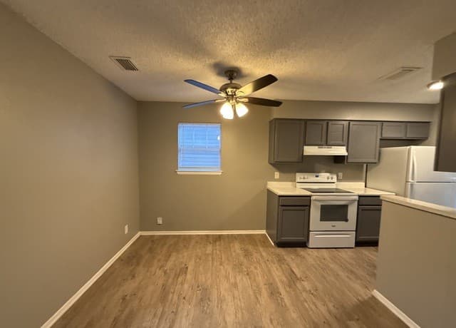 1-bedroom rental at 331 W Mistletoe Unit 201 in San Antonio, TX — photo 3