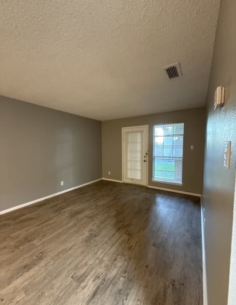 1-bedroom rental at 331 W Mistletoe Unit 201 in San Antonio, TX — photo 4