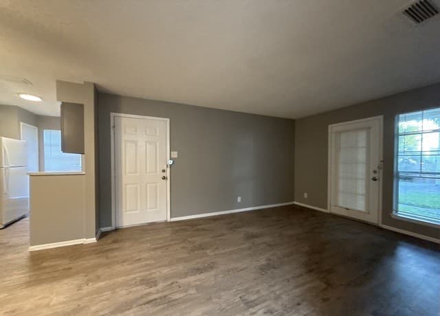1-bedroom rental at 331 W Mistletoe Unit 201 in San Antonio, TX — photo 5