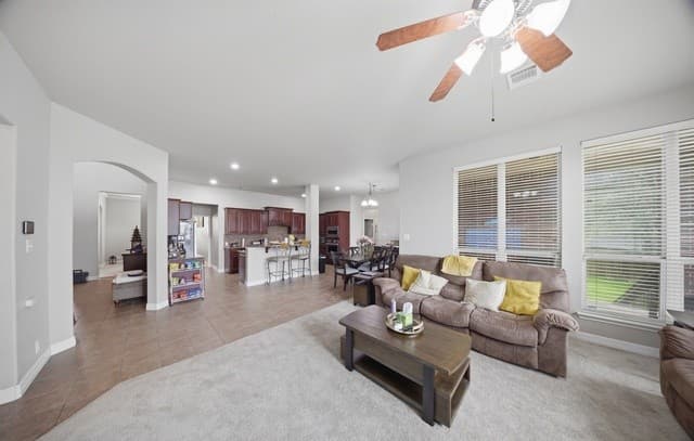 5-bedroom rental at 226 Impala Trce in San Antonio, TX — photo 2