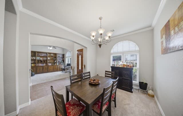 5-bedroom rental at 226 Impala Trce in San Antonio, TX — photo 4