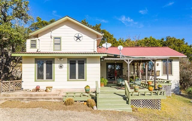 2-bedroom rental at 260 Chinaberry Lane in Fredericksburg, TX — photo 4