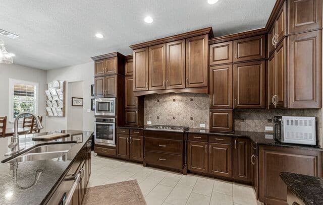 5-bedroom rental at 28006 Cascabel Ln in San Antonio, TX — photo 3