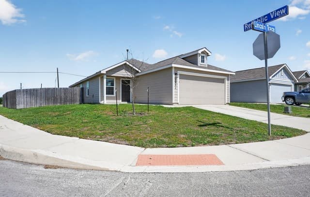 3-bedroom rental at 7251 Lincoln Trce in San Antonio, TX — photo 2