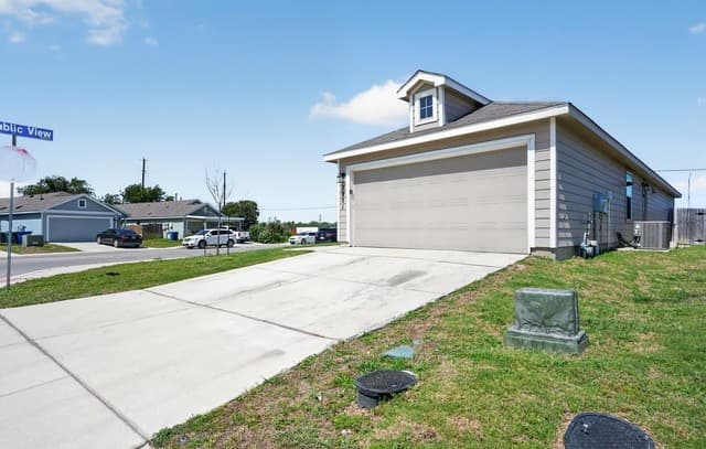 3-bedroom rental at 7251 Lincoln Trce in San Antonio, TX — photo 3