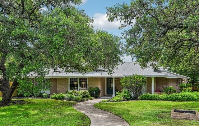 4-bedroom rental at 103 Tamworth in Castle Hills, TX — photo 2