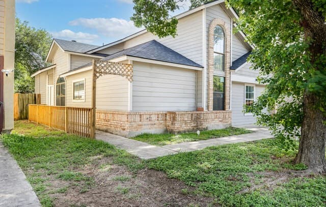 4-bedroom rental at 9330 Village Lance in San Antonio, TX — photo 2