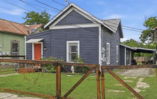 3-bedroom rental at 616 Willow in San Antonio, TX — photo 3