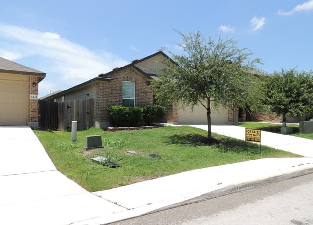 3-bedroom rental at 6437 Staccato Staff in San Antonio, TX — photo 2