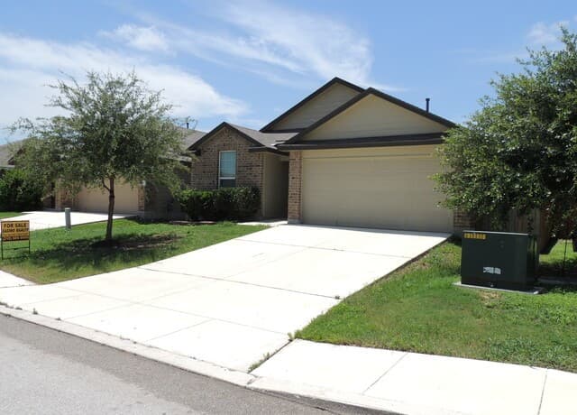 3-bedroom rental at 6437 Staccato Staff in San Antonio, TX — photo 3
