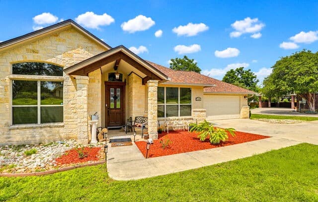 3-bedroom rental at 1103 Eagle View in Pleasanton, TX — photo 1