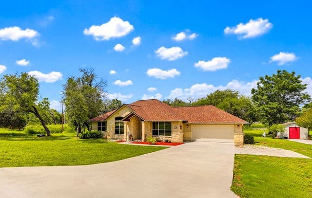 3-bedroom rental at 1103 Eagle View in Pleasanton, TX — photo 2