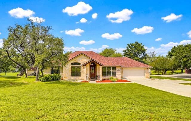 3-bedroom rental at 1103 Eagle View in Pleasanton, TX — photo 3