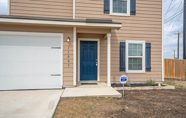 3-bedroom rental at 11803 Claudette in San Antonio, TX — photo 4