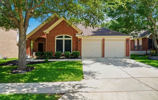 3-bedroom rental at 8910 Brae Bnd in San Antonio, TX — photo 2