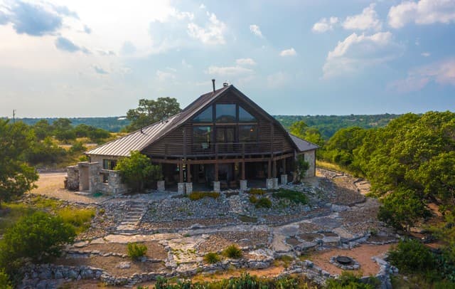 4-bedroom rental at 225 Valley View Dr in Comfort, TX — photo 1