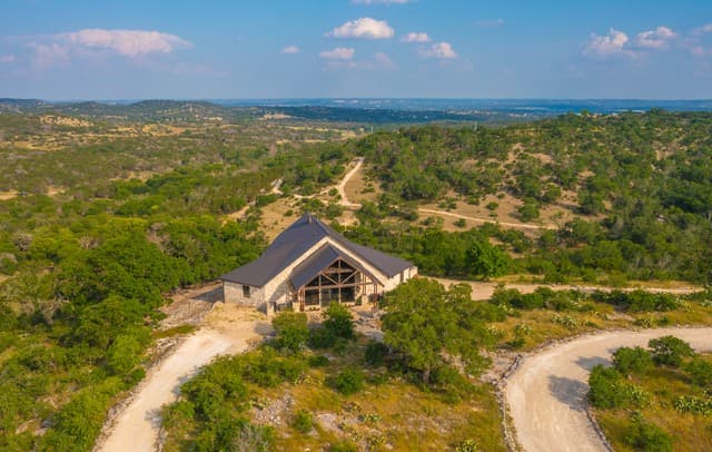 4-bedroom rental at 225 Valley View Dr in Comfort, TX — photo 2
