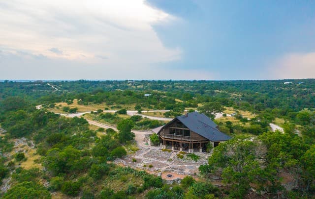 4-bedroom rental at 225 Valley View Dr in Comfort, TX — photo 3
