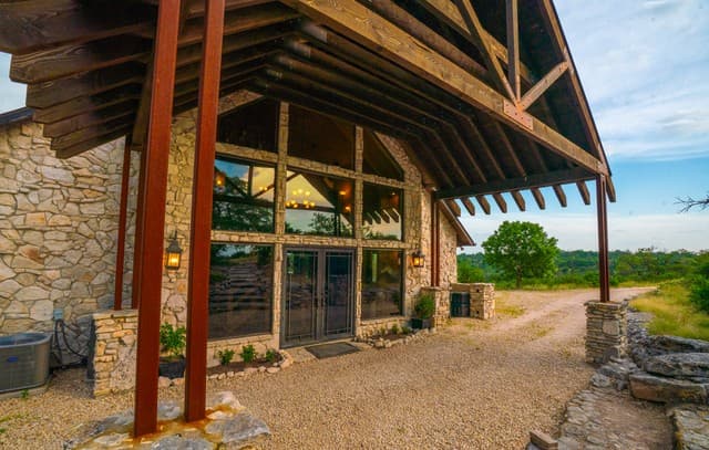 4-bedroom rental at 225 Valley View Dr in Comfort, TX — photo 4
