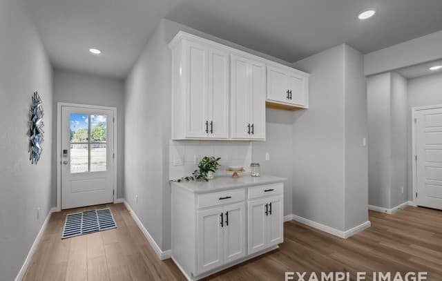 5-bedroom rental at 285 W Quill Dr Building 11 in San Antonio, TX — photo 2