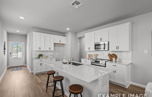 5-bedroom rental at 285 W Quill Dr Building 11 in San Antonio, TX — photo 3