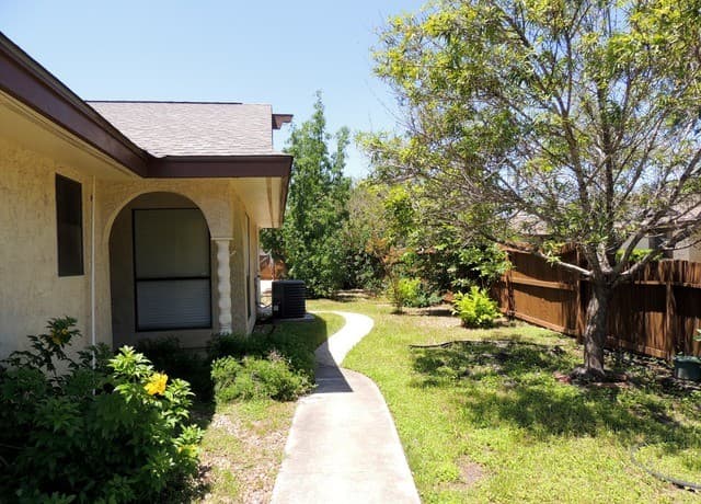 2-bedroom rental at 5845 Royal Bnd in San Antonio, TX — photo 2