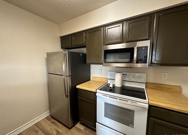 1-bedroom rental at 4949 Hamilton Wolfe Rd in San Antonio, TX — photo 4