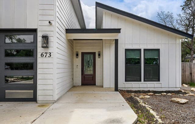 3-bedroom rental at 673 Mockingbird Cv in Spring Branch, TX — photo 2