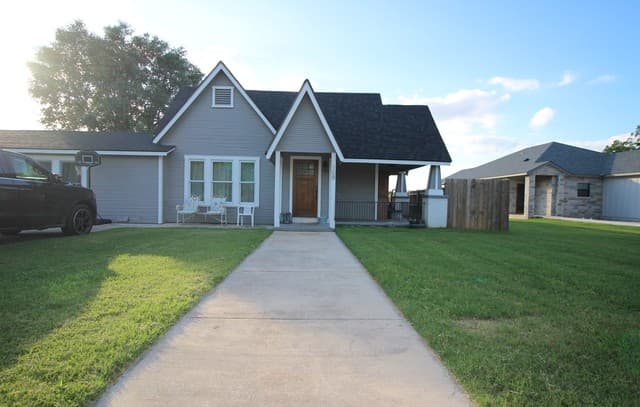 3-bedroom rental at 109 E Mayer St in Stockdale, TX — photo 1