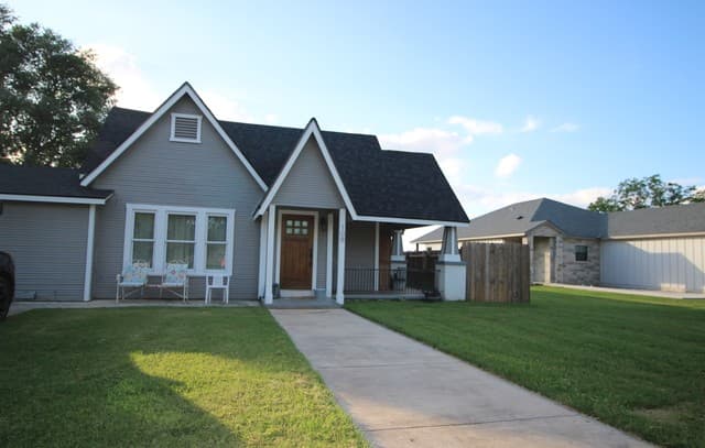 3-bedroom rental at 109 E Mayer St in Stockdale, TX — photo 2