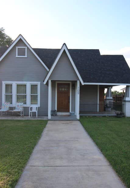 3-bedroom rental at 109 E Mayer St in Stockdale, TX — photo 3