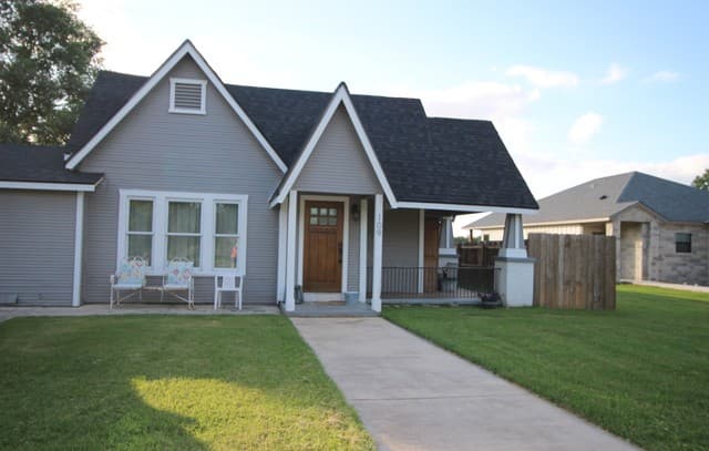 3-bedroom rental at 109 E Mayer St in Stockdale, TX — photo 4