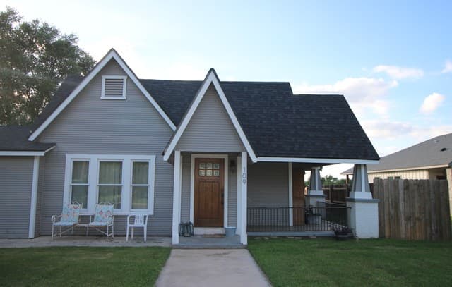 3-bedroom rental at 109 E Mayer St in Stockdale, TX — photo 5