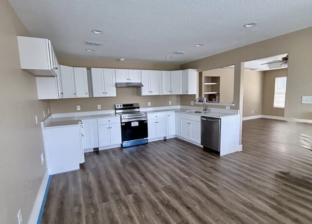 3-bedroom rental at 159 N San Gabriel Ave in San Antonio, TX — photo 3