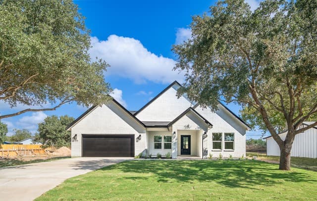 4-bedroom rental at 169 Pine Valley Dr in La Vernia, TX — photo 3